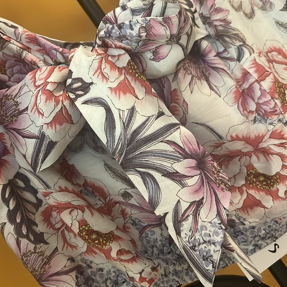 LF THREE DAYS Floral Beaute Top - Picture 4 of 6